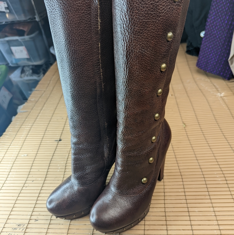 Ugg Australia women's "Cosima" tall boots. Brown pebbled leather. Side zip. Bras